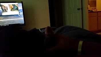 Брюнетка с маленькой буфером сексуально обнажается на диване